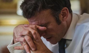 Makron bu əşyanı tez gizlətdi - VİDEO