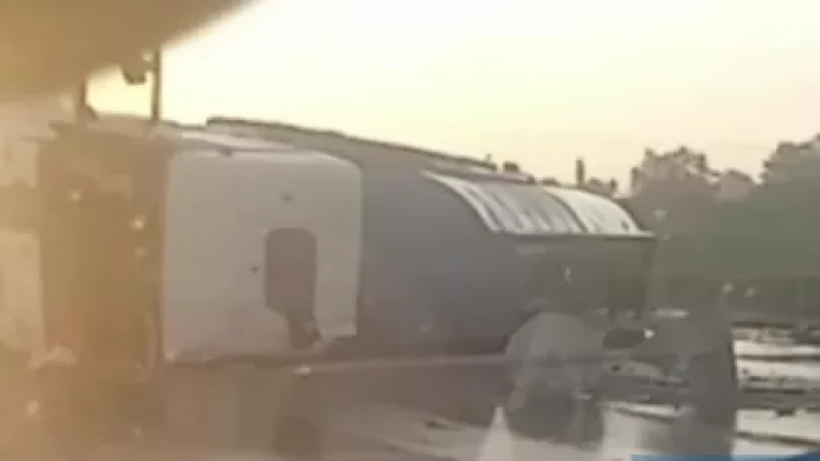 Bitum daşıyan yük maşını aşdı - yaralılar var - VİDEO