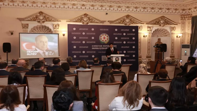 Ümummilli Lider Heydər Əliyevin anadan olmasının 102-ci ildönümü Diasporla İş üzrə Dövlət Komitəsində qeyd edilib - FOTO