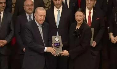 Ərdoğan Fülya Öztürkü təltif etdi