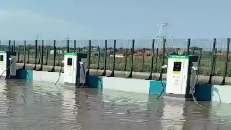 Məntəqəni su basdı, sürücülər çarəsiz qaldı - VİDEO