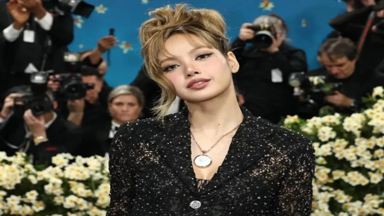 Qala gecəsinə qalmaqallı geyimdə gəldi - Alt paltarında görün kimin şəkli var - FOTO