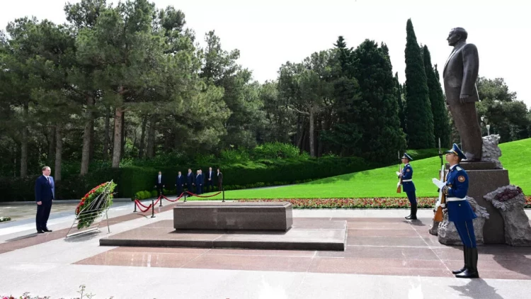 Belarusun Baş naziri Fəxri xiyabanı ziyarət edib - FOTO