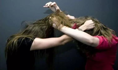 Azərbaycanda məktəbli qızlar 16 yaşlı yeniyetməni döyüb xəstəxanalıq etdilər