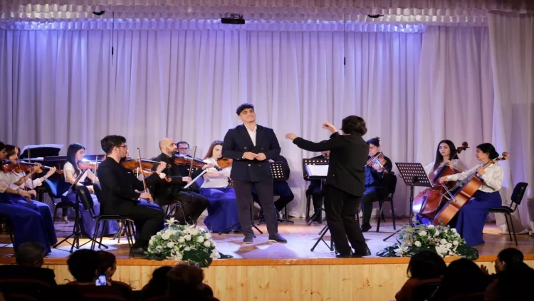 Azərbaycanın gələcək həkimləri klassiklərin ifası ilə təəccübləndilər - FOTO