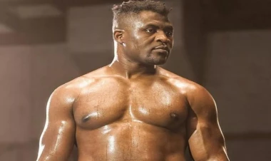 UFC çempionu 17 yaşlı qızı maşınla vurub öldürdü - FOTO