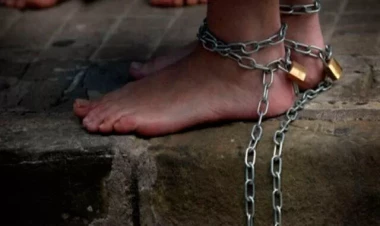 Azərbaycanda ata oğlunu zəncirlədi: səbəb dəhşətə gətirir - VİDEO