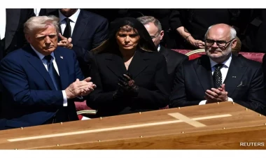 Papanın dəfn mərasimində Trampın bu iki hərəkəti gündəm oldu