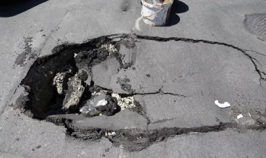 Bakıda sürücü dağılmış asfaltı özü yamadı - VİDEO