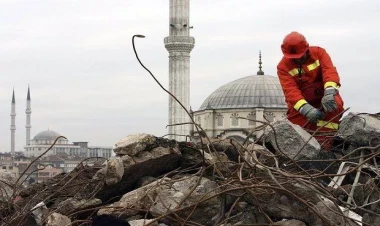 İstanbul zəlzələsində mindən çox binaya zərər dəydi