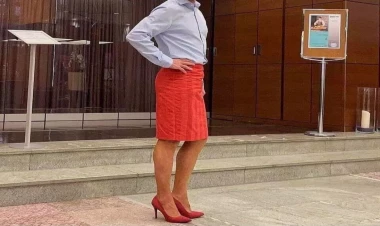 Qadın paltarı geyinən kişi qaynanasının qarşısında BİABIR OLDU - VİDEO