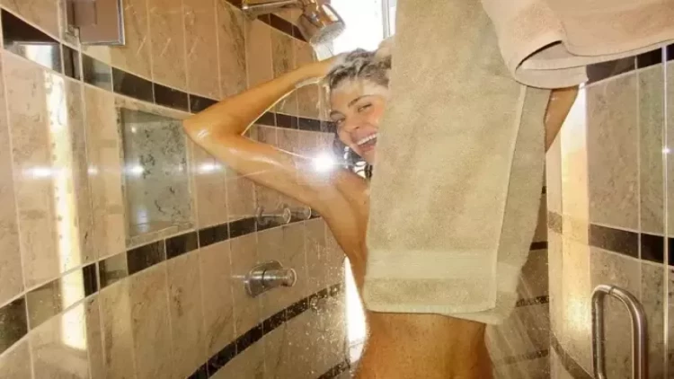 Məşhur aktrisa duşda çəkdiyi FOTOsunu paylaşaraq sosial mediada səs-küy yaratdı