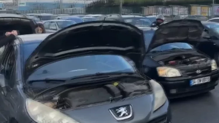 Zəlzələdə yüzlərlə maşının 