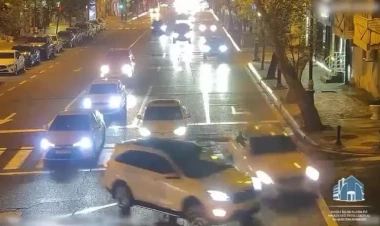 Bakının mərkəzində qəza: işıqforu qırdılar - HADİSƏ ANI - VİDEO - FOTO