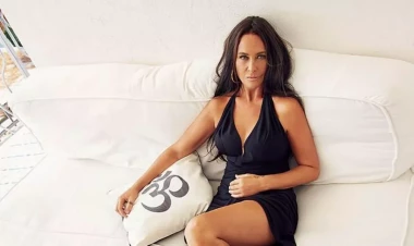 62 yaşlı türk ulduz səhnəyə BİABIRÇI geyimdə çıxdı - VİDEO