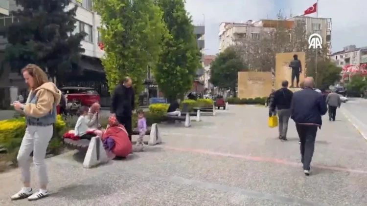 Bütün İstanbul TƏŞVİŞDƏ - Telefonlar işləmir, insanlar küçələrə axışdı - FOTOlar