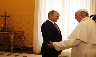 Putin Papanın dəfninə gedəcək?