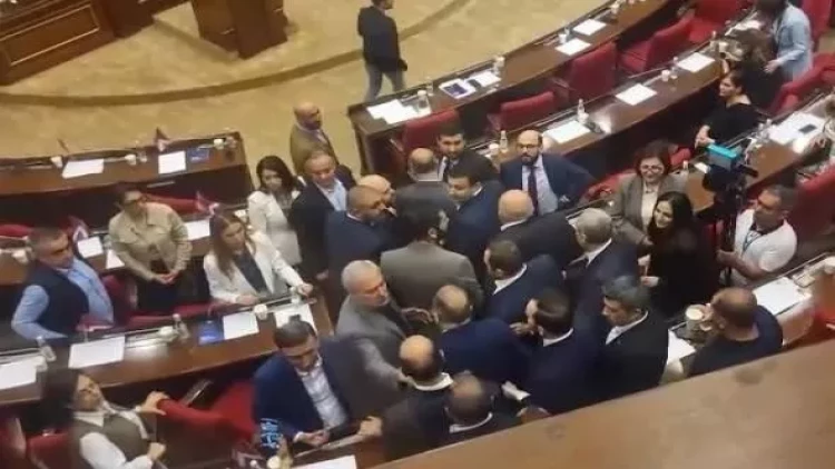 Ermənistan parlamentində deputatlar əlbəyaxa oldu - Yaralanan var - VİDEO