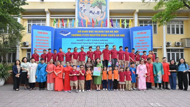 Leyla Əliyeva Hanoyda görmə qabiliyyəti məhdud şəxslər üçün məktəbdə olub - FOTO