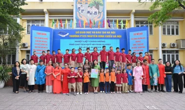 Leyla Əliyeva Hanoyda görmə qabiliyyəti məhdud şəxslər üçün məktəbdə olub - FOTO