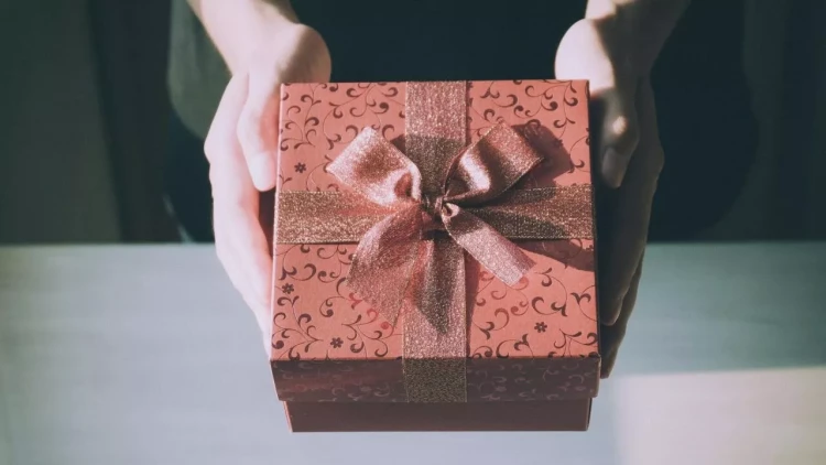 Bu hədiyyələri verməyin – Uğursuzluq və ayrılıq gətirə bilər!