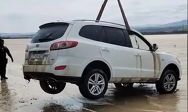 Ödənişli yoldakı maşının sudan çıxarılma anı - VİDEO