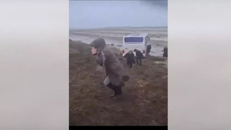 Bakıda sərnişin avtobusu qəzaya uğradı