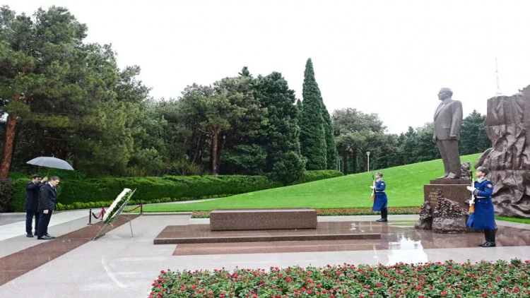 Gürcüstan Prezidenti Fəxri xiyabanda Ulu Öndər Heydər Əliyevin məzarını ziyarət edib