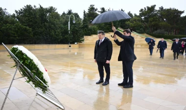 Gürcüstan Prezidenti Fəxri və Şəhidlər xiyabanlarını ziyarət edib - FOTO