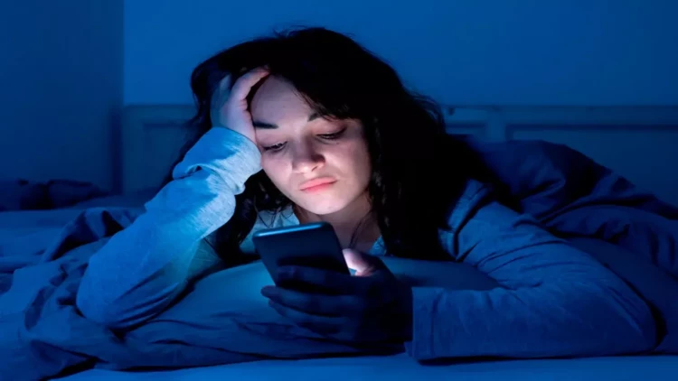 Yataqda telefona baxanların NƏZƏRİNƏ