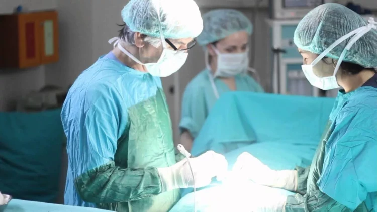 Bakıda estetik prosedurdan sonra qadının burnu çürüdü