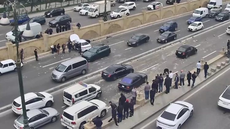 Bakının mərkəzində qəribə qəza - “BYD” körpüdən 