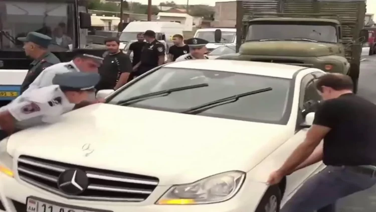 Ermənilər yenə etiraz edir - Yolu bağladılar