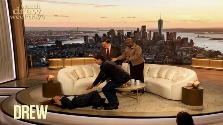 Məşhur aparıcı efirdə öpüşdükdən sonra yerə yıxıldı - VİDEO