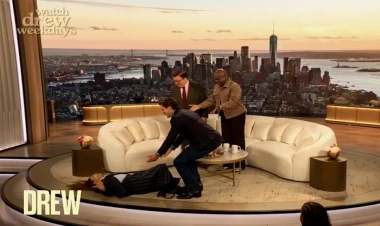 Məşhur aparıcı efirdə öpüşdükdən sonra yerə yıxıldı - VİDEO