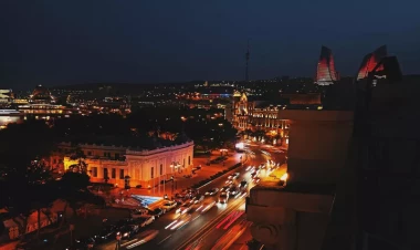 Bakının mərkəzində avtomobildə sərnişindən təhlükəli hərəkət - VİDEO