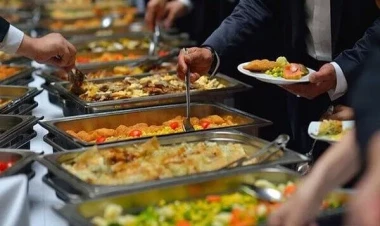 Başqa yerdə bişirilən köhnə yeməklər restoranlara gətirilir və qızdırılıb müştəriyə verilir?