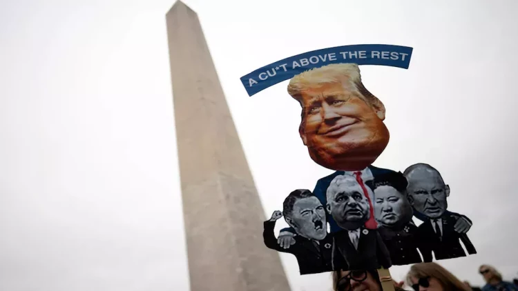 Tramp Birləşmiş Ştatları qlobal gülüş obyektinə çevirir