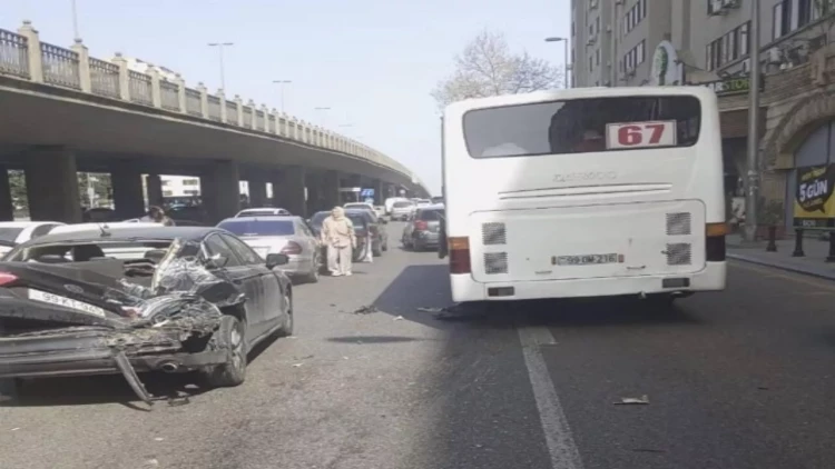 Bakıda avtobus zəncirvari qəza törətdi - FOTO