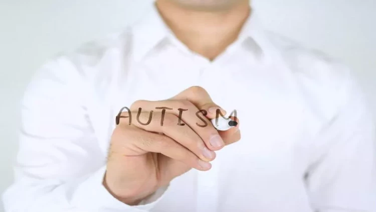 Böyük insanlarda autizmin əlamətləri – Özünü yoxla