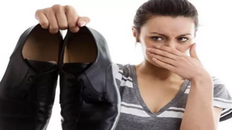 Ayaqqabılarınızdan pis qoxu gəlir? - asan çarə