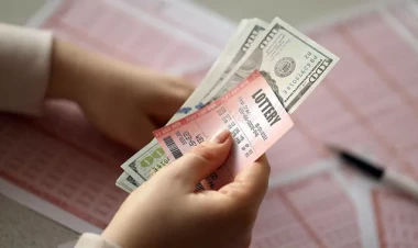 Xeyriyyə üçün gödəkçəsini bağışladı - Cibində 2,5 milyonluq lotereyanı unutdu