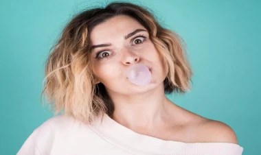 Saqqız çeynəyənlərə bəd xəbər - 250 min mikroplastik orqanizmə yayılır