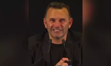 Okan Buruk danışarkən işıqları söndürdülər - VİDEO