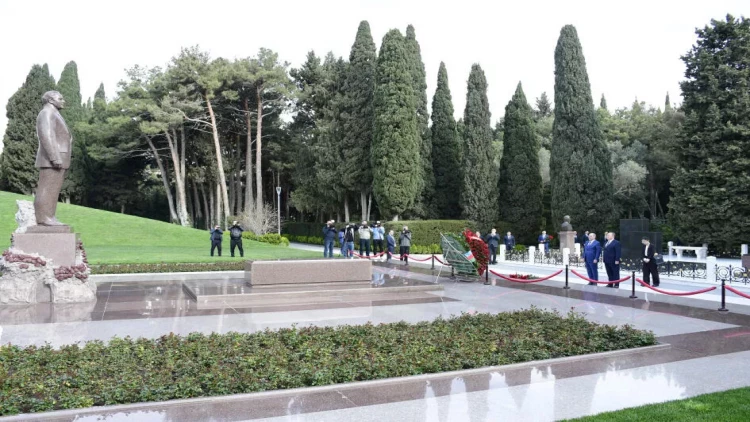 Çin Kommunist Partiyasının nümayəndə heyəti Ümummilli Liderin məzarını və Şəhidlər xiyabanını ziyarət edib - FOTO