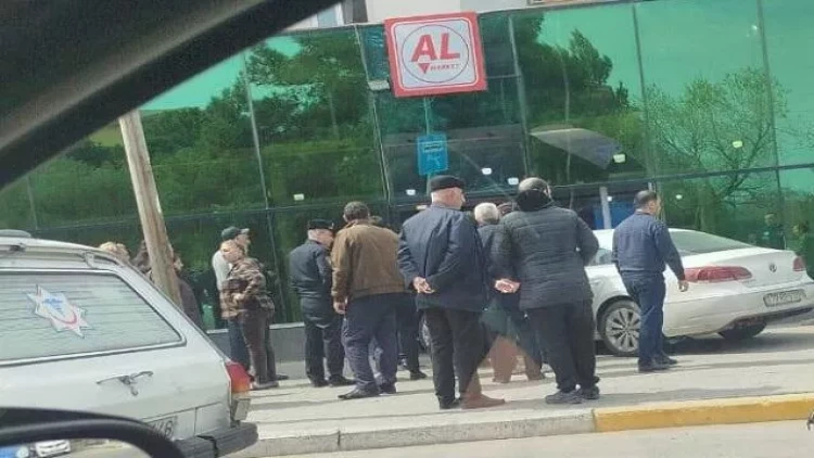 Sumqayıtda avtomobil marketə çırpıldı - FOTOlar