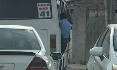 Bakıda sərnişinlər avtobusun qapısından sallanıb gedirlər -  FOTO - VİDEO