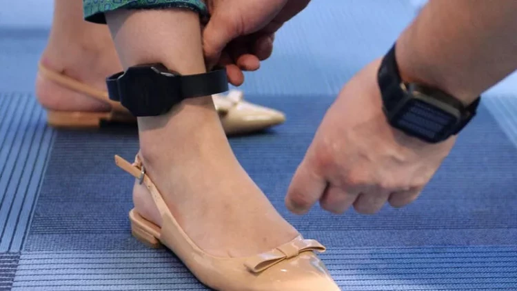 67 və 64 yaşlı sabiq vəzifəli şəxslər elektron qolbaqda gəzəcək: Özlərini mükafatlandırıblar