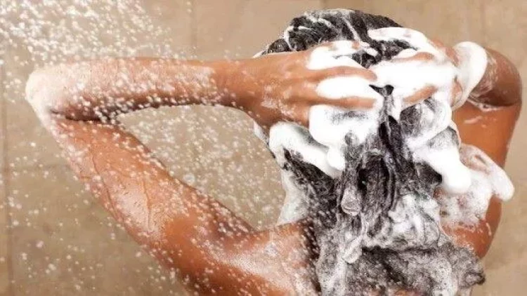 Evdən çıxanda çimmək yaxşıdır, yoxsa yatmazdan əvvəl? - Həkimdən xəbərdarlıq