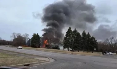 Təyyarə yaşayış evinə çırpıldı